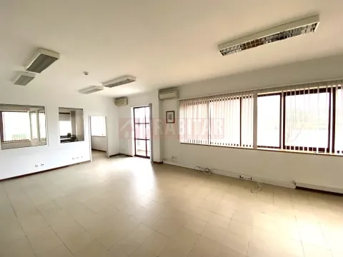 ESCRITÓRIO COM 2 APARCAMENTOS EM PLENA BAIXA DE COIMBRA