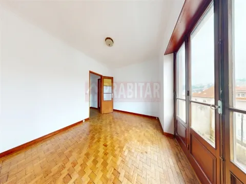 Apartamento T4 no Bairro Norton de Matos, excelente localização junto à Solum