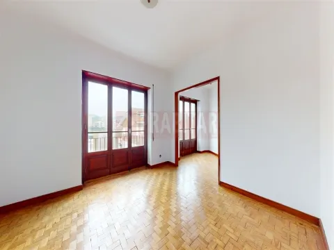 Apartamento T4 no Bairro Norton de Matos, excelente localização junto à Solum