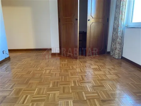 Apartamento T3 com Garagem na Av. Fernando Namora, Solum, Coimbra