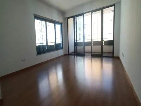 APARTAMENTO T2 COM ESTACIONAMENTO PRIVATIVO, NA SOLUM, ARRENDA-SE.