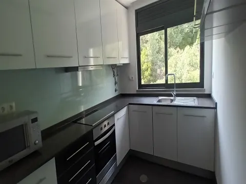 APARTAMENTO T2 COM ESTACIONAMENTO PRIVATIVO, NA SOLUM, ARRENDA-SE.