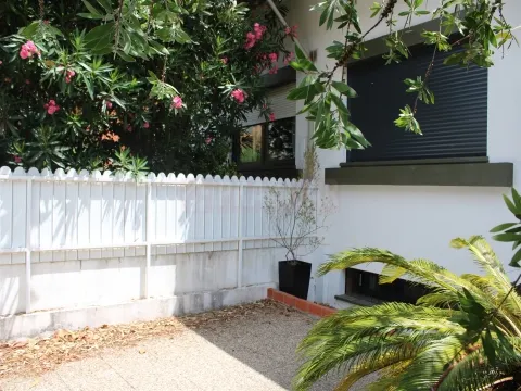 MORADIA T8 COM GARAGEM E JARDIM JUNTO À SOLUM