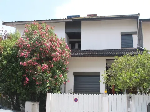 MORADIA T8 COM GARAGEM E JARDIM JUNTO À SOLUM