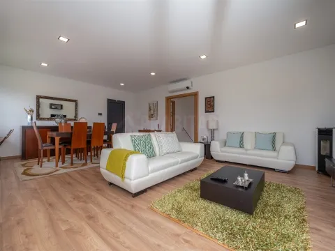 MORADIA T4 COM GARAGEM TRIPLA E LOGRADOURO