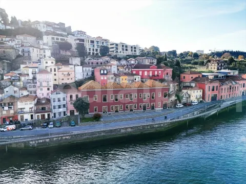 Loja com 145 m2 na Marginal de Gaia