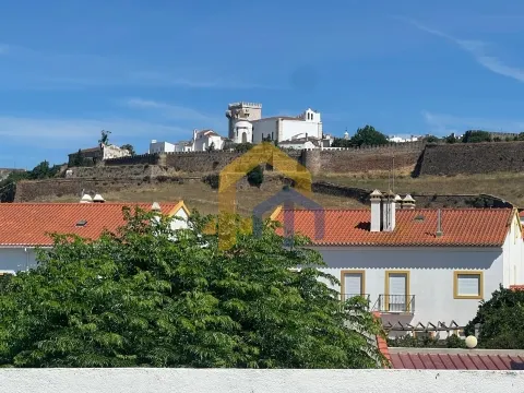 Moradia T4, no centro de Estremoz com quintal