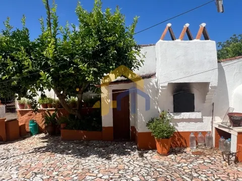 Moradia T4, no centro de Estremoz com quintal