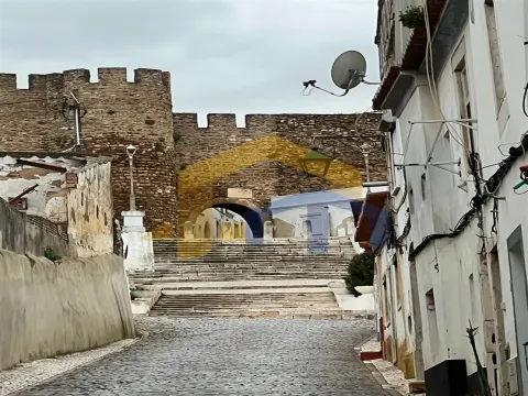 Moradia em Banda com Duas Habitações Independentes – Centro Histórico de Estremoz