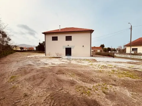 Moradia T3+1 Remodelada Subportela - Prime Transition