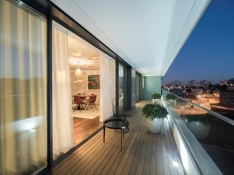 Apartamento T3 em condomínio fechado de luxo na Foz, excelente exposição solar, box para 4 carros.