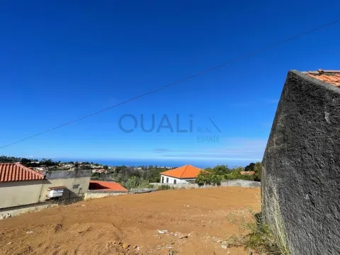 Moradia de pedra em ruínas com terreno nos Prazeres, Calheta - 195 000 euros.