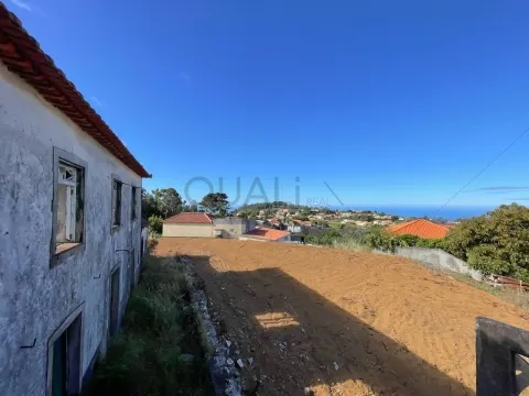 Moradia de pedra em ruínas com terreno nos Prazeres, Calheta - 195 000 euros.