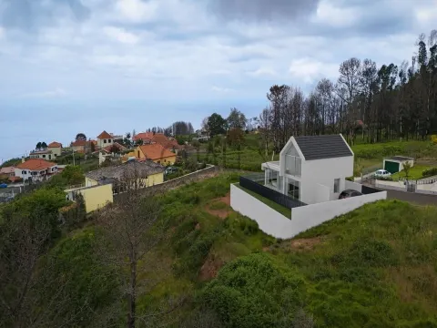 Moradia Contemporânea T3 na Fajã da Ovelha, Calheta