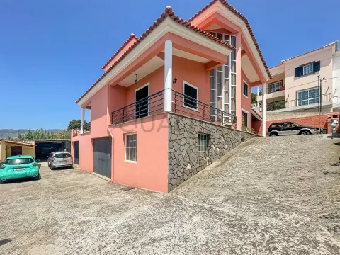 Moradia unifamiliar T5 em Santo António, Funchal