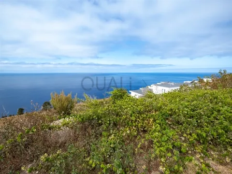 Terreno com 973 m2 nos Prazeres, Calheta