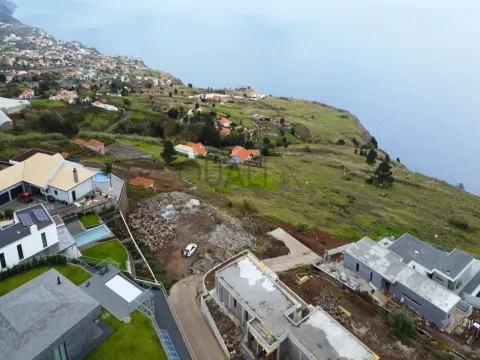 Terreno com 973 m2 nos Prazeres, Calheta