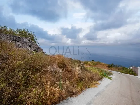 Terreno com 973 m2 nos Prazeres, Calheta