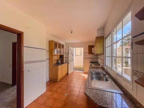 Haus mit zwei Schlafzimmern, Nebengebäude und Grundstück in der Nähe von Livramento, Funchal