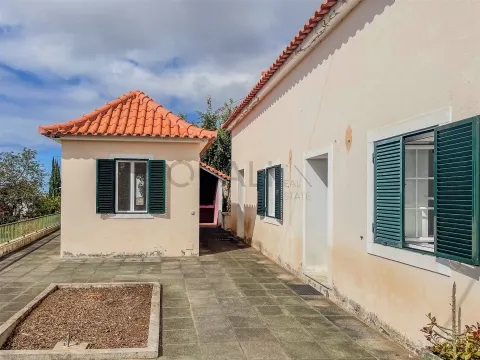 Haus mit zwei Schlafzimmern, Nebengebäude und Grundstück in der Nähe von Livramento, Funchal