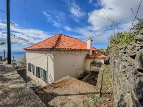 Haus mit zwei Schlafzimmern, Nebengebäude und Grundstück in der Nähe von Livramento, Funchal