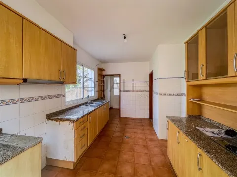 Haus mit zwei Schlafzimmern, Nebengebäude und Grundstück in der Nähe von Livramento, Funchal