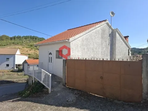 Casa de habitação com 2 pisos e anexo.