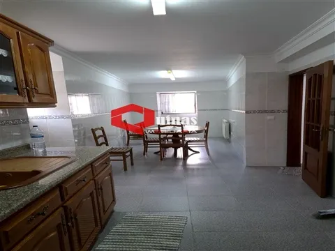Tipica casa in pietra con 5 camere da letto, garage e ripostiglio.