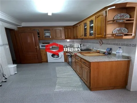 Tipica casa in pietra con 5 camere da letto, garage e ripostiglio.