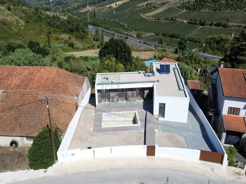 House with Pool and Garage – 10 Minutes from Caldas da Rainha