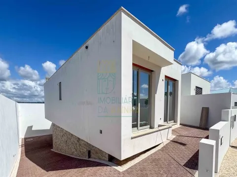 Moradia T2 com Piscina e Garagem em Salir do Porto – Conforto, Modernidade e Proximidade ao Mar