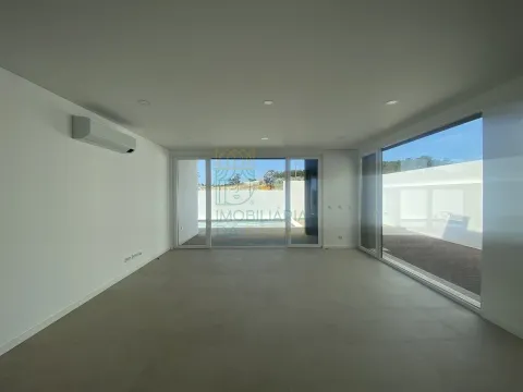 Moradia T2 com Piscina e Garagem em Salir do Porto – Conforto, Modernidade e Proximidade ao Mar