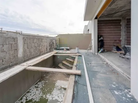 2-Bedroom Villa with Pool and Garage in Salir do Porto – Comfort and Modern Design