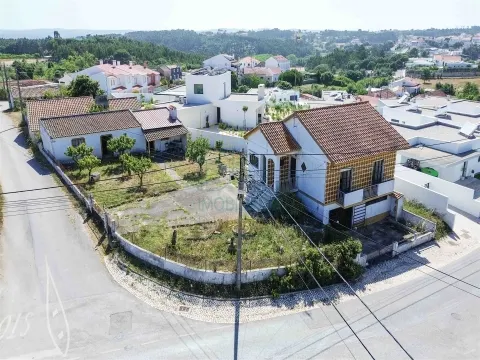 Moradia com Garagem, Anexo e Poço no Nadadouro