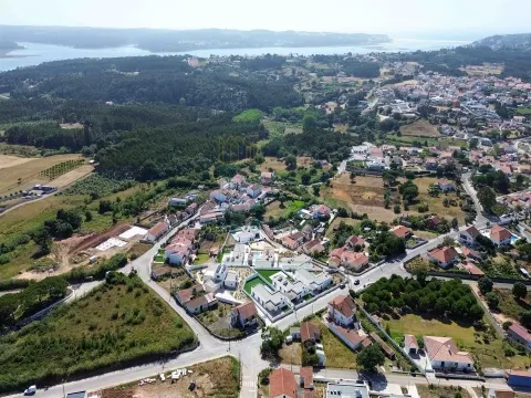 Moradia com Garagem, Anexo e Poço no Nadadouro