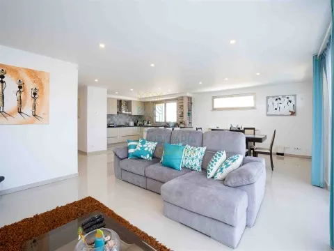 4-Bedroom Villa with Pool, Jacuzzi and Outdoor Space in Caldas da Rainha