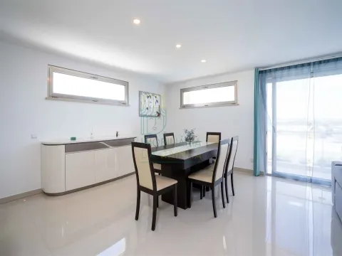 4-Bedroom Villa with Pool, Jacuzzi and Outdoor Space in Caldas da Rainha