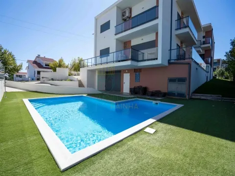 Apartamento T3 com piscina em condomínio privado junto à Praia