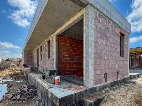 Maison de Plain-Pied avec 3 Chambres, Piscine et Garage dans un Lotissement Privé
