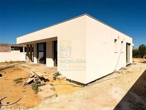 Moradia T3 com piscina e garagem em Caldas da Rainha