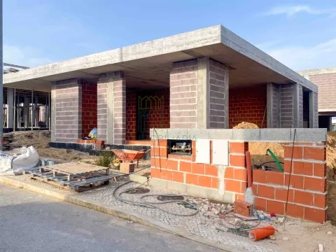 3-Bedroom Villa with Swimming Pool in Salir do Porto