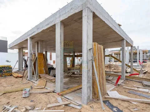 3-Bedroom Villa with Swimming Pool in Salir do Porto