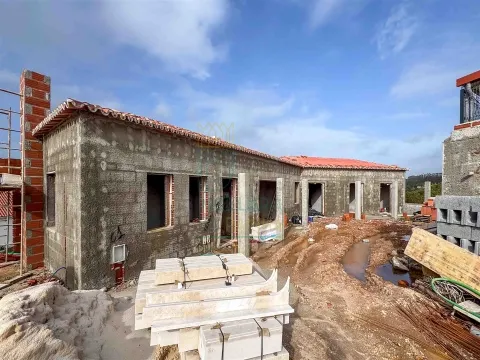 Moradia Térrea T3 com Piscina e Garagem | Lote 1.200 m² | Próxima de Caldas da Rainha