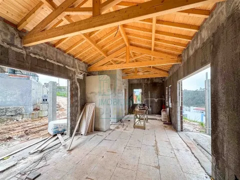 Moradia Térrea T3 com Piscina e Garagem | Lote 1.200 m² | Próxima de Caldas da Rainha