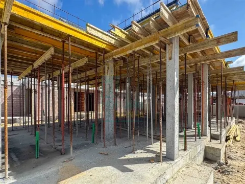 Single-Story House with 3 Bedrooms, Pool, and Garage in a Private Condominium