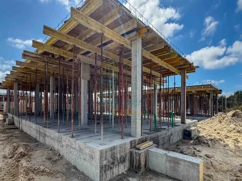 Single-Story House with 3 Bedrooms, Pool, and Garage in a Private Condominium