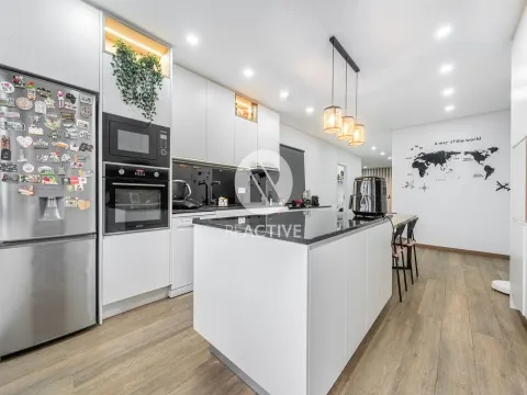 Moradia V6 em Laundos com Garagem