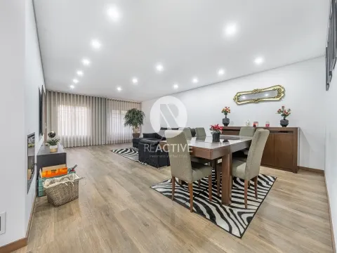 Moradia V6 em Laundos com Garagem