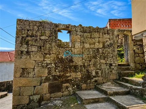 Moradia em Pedra para Reconstrução com Projeto Aprovado
