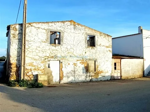 Ruina com 2 pisos e quintal, para restauro